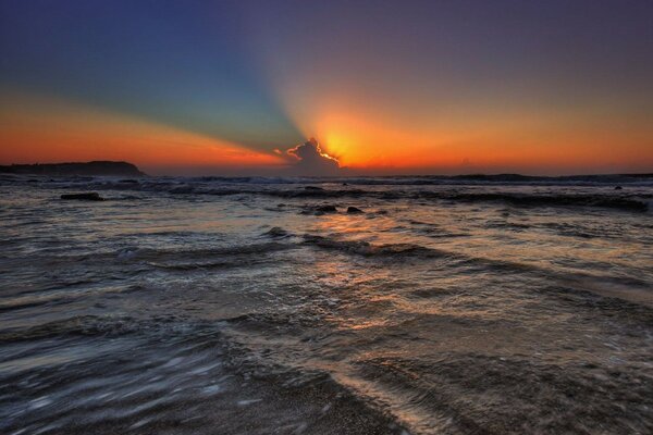 Jasny Zachód słońca z chmur do morza