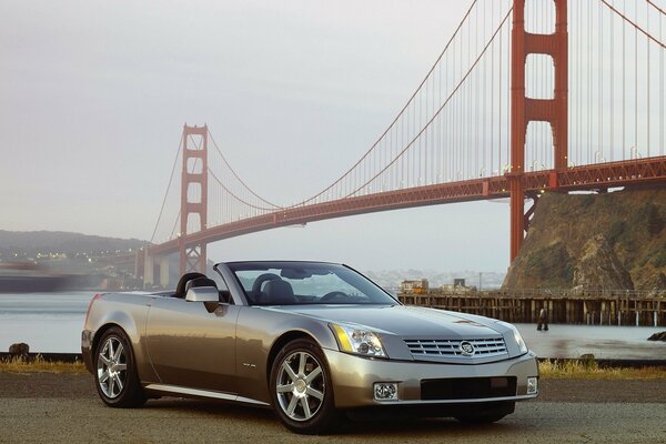 Cadillac gris se dresse sur le fond d un pont sur la rivière