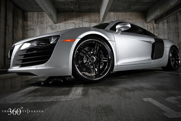 Cool wheels on a silver Audi r8