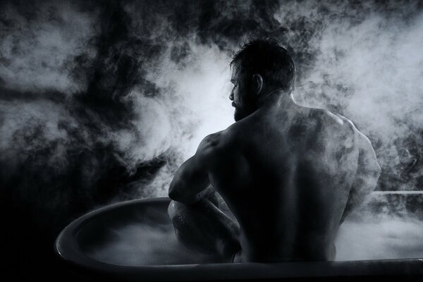 Hombre sentado en una Bañera de vapor