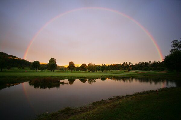 Hermoso arco iris sobre el lago
