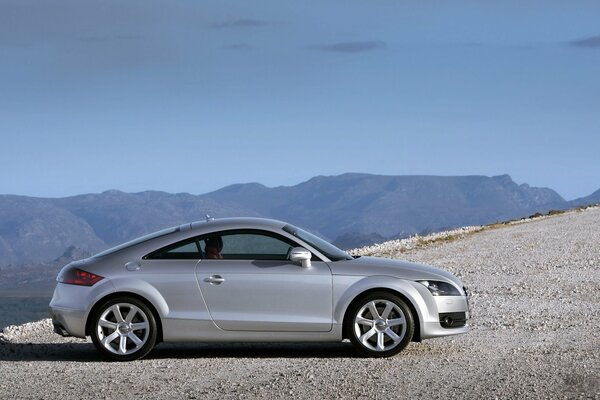 Voiture Audi TT dans les montagnes par temps clair