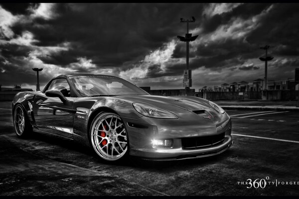 Voiture Chevrolet sur fond de ciel sombre