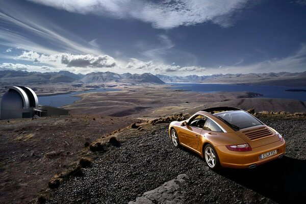 Auto sur terre près de la rivière, dans le ciel des nuages