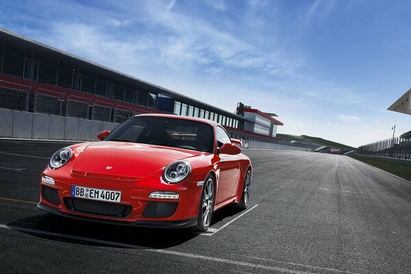 Porsche 911 rouge sur l asphalte près de la ligne de départ