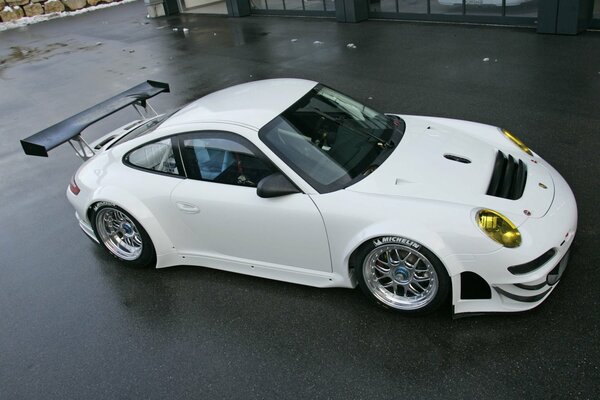 Porsche 911 gt3 RSR coche deportivo en la calle en el patio de la casa