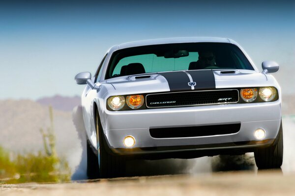 Dodge challenger Monte dans le désert