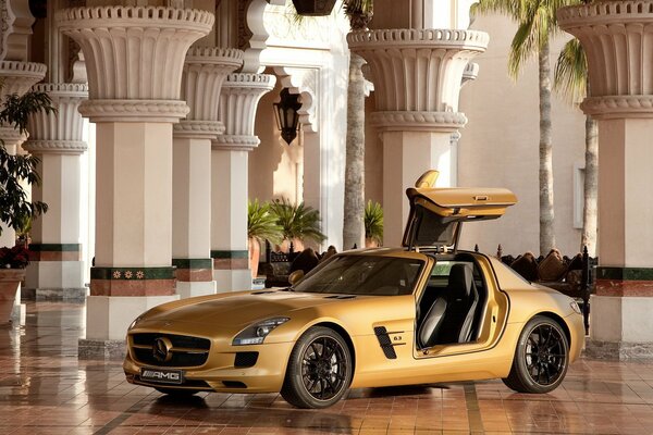 Ankunft mit einem goldenen Mercedes an den Scheich von Saudi-Arabien