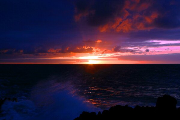 Bellissimo tramonto nel mare