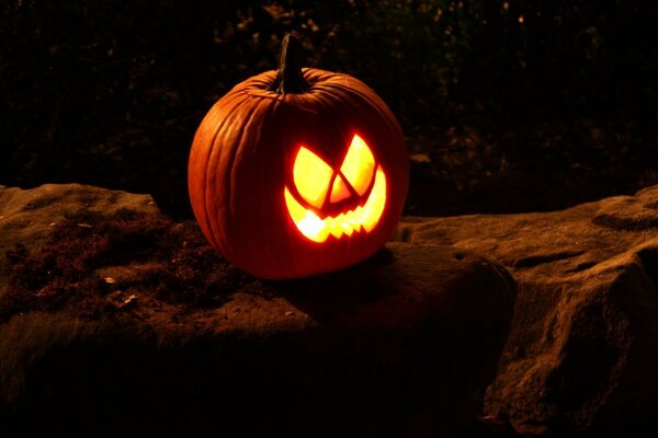 Calabaza con ojos brillantes para la fiesta de Halloween