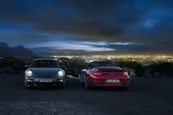 Grauer und roter Porsche auf Abendhintergrund