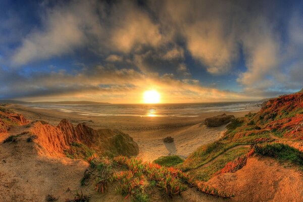 Panorama de la puesta de sol en la orilla