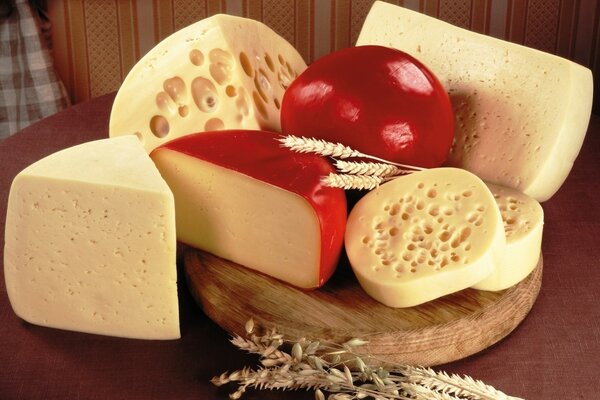 Delicioso queso en una bandeja de madera