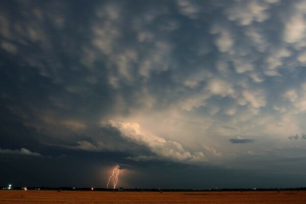 Foudre redoutable sur un ciel nuageux