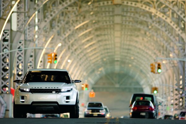 Autos, die im Tunnel fahren