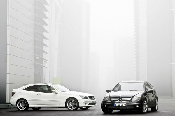 Zwei Mercedes, schwarz und weiß