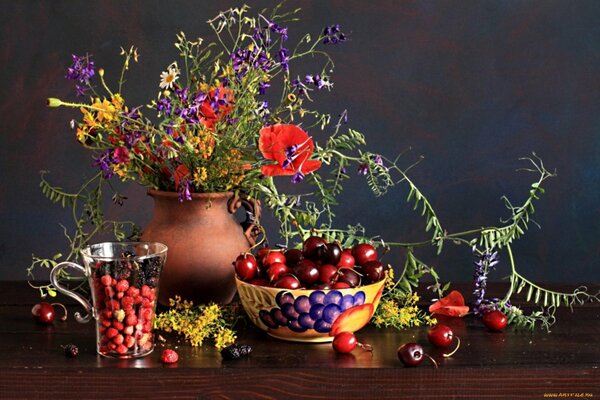 Naturaleza muerta de bayas rojas y flores