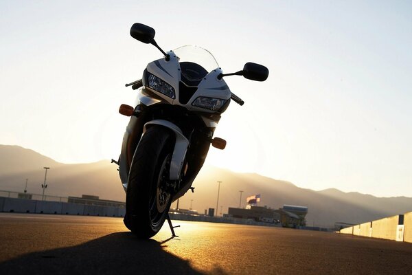 Moto en la pista de carreras al atardecer