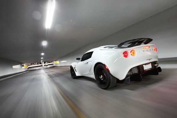 Velocidad y comodidad con un coche blanco como la nieve