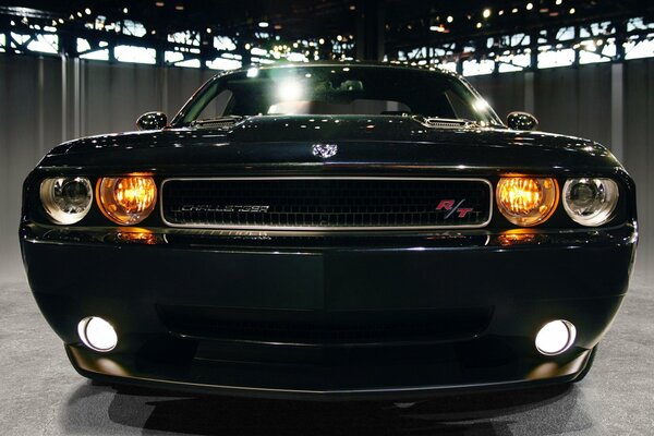 Negro brillante coche Dodge Challenger en el garaje