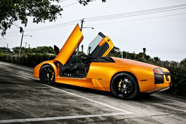 Lamborghini naranja con puertas abiertas