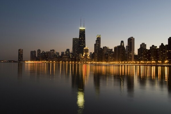 Ночной Чикаго с отражением в воде