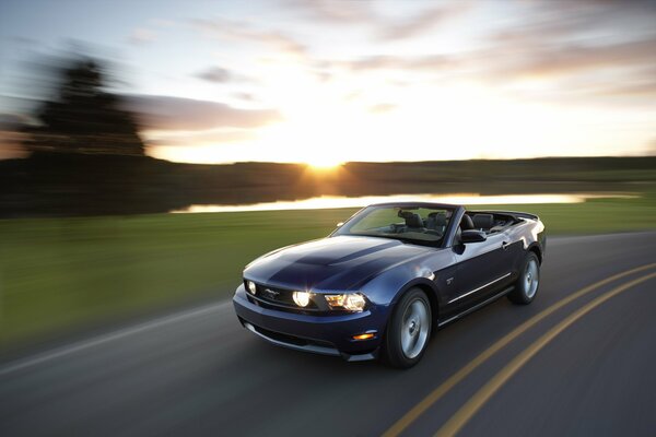 Das Mustang gt Cabrio fährt mit hoher Geschwindigkeit auf der Straße