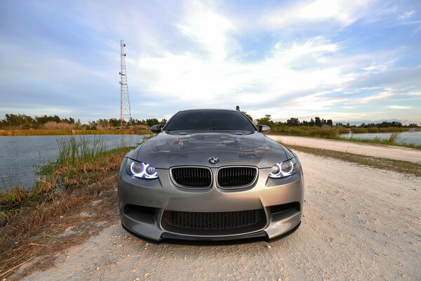 BMW avr avec des yeux d ange au bord de l eau