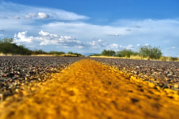 Paysage de marquage routier jaune avec vue sur le terrain