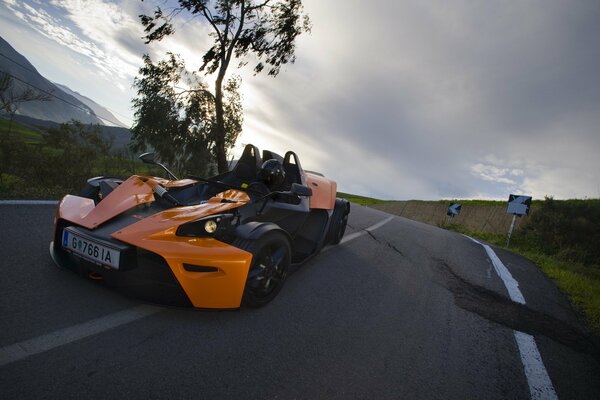 Voiture de course sur la route au tournant