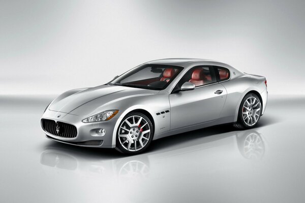 Bella auto Maserati con interni in pelle all interno