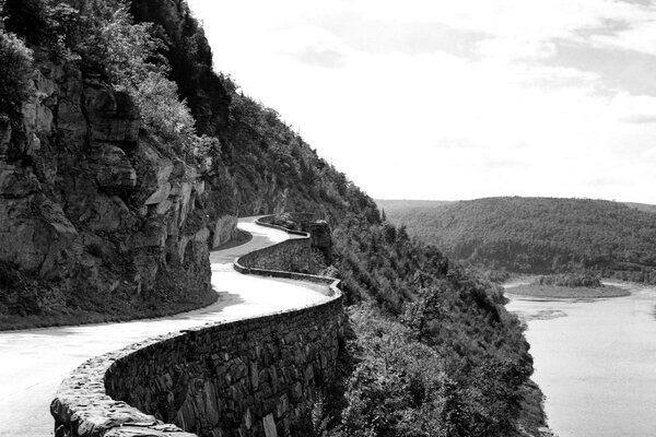 Serpentine de montagne au-dessus de la rivière de montagne