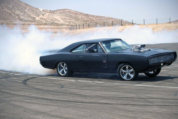 Dodge Charger im Schleudern mit einer Wolke aus Abgasen