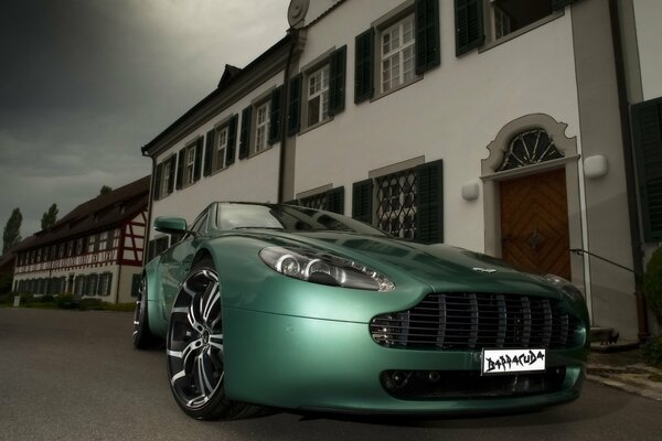 Машина Aston Martin передний угол