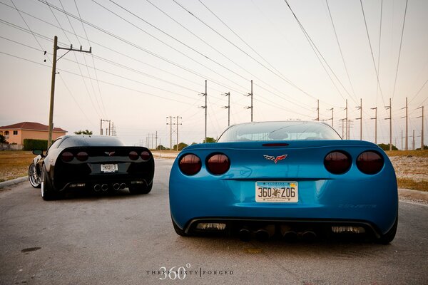 Corvette negro y azul en la carretera