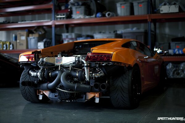 Zdemontowany tył samochodu Lamborghini