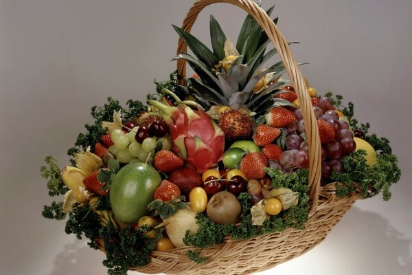 Cesta de frutas de mimbre con verduras