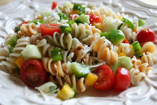 Ensalada de verano con tomates Cherry y pasta tibia