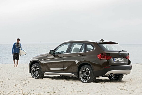 Coche en la playa de arena