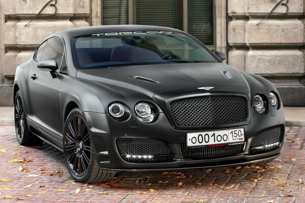 Bentley nera su finitrici con foglie cadute