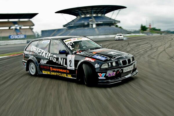 Coche BMW derrapando en la pista de carreras