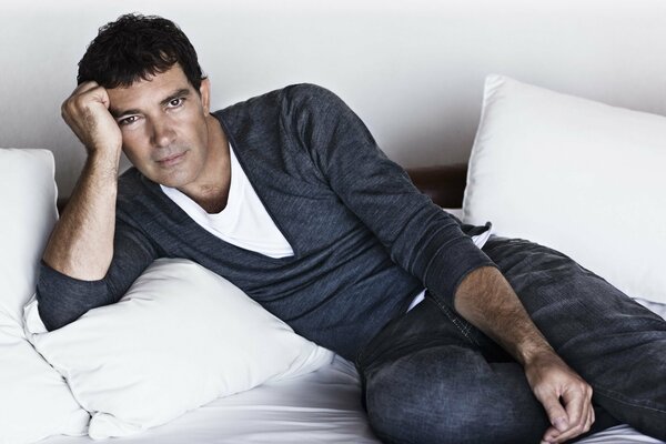 Antonio Banderas Fotoshooting auf einem weißen Sofa