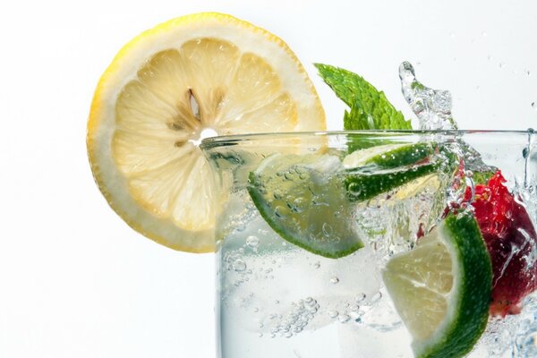 Citron et citron vert juteux dans un verre d eau