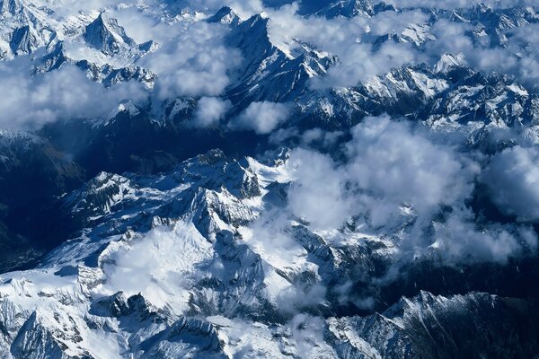 Schneebedeckte Berge mit weißen Wolken