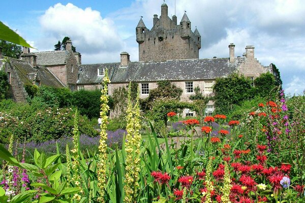 Château d été avec des fleurs