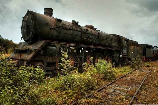 Un convoi abandonné sur des rails rouillés