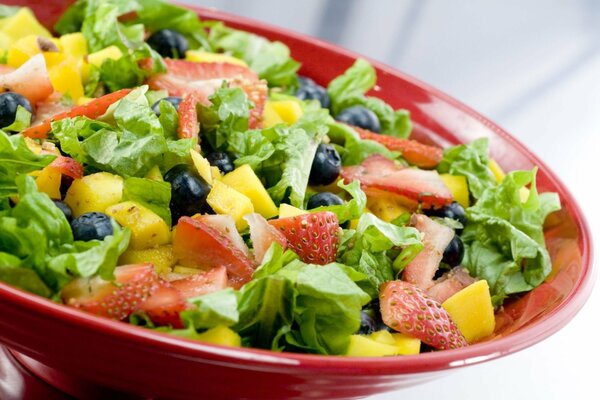 Sommerfruchtsalat mit Erdbeeren