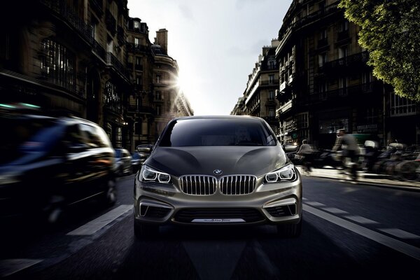 Gris BMW dans la rue de la ville