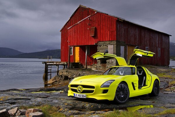 Gelbes Auto und rotes Haus am Meer