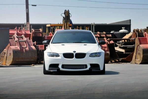 Śnieżnobiały widok z przodu BMW